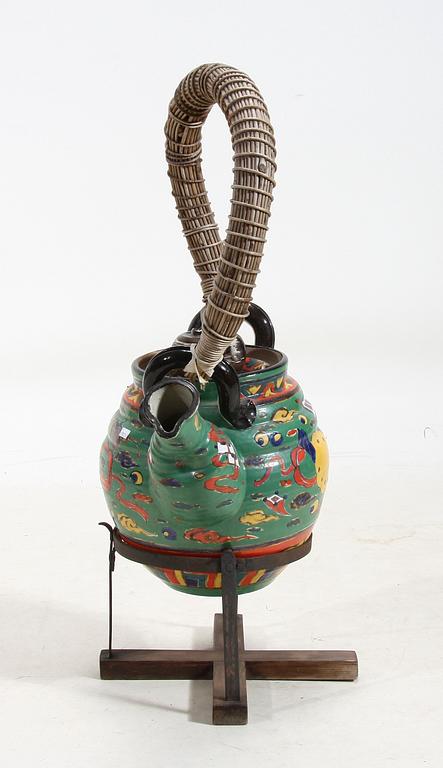 TEKANNA på FOTSTÄLLNING. Keramik. 1900-tal.