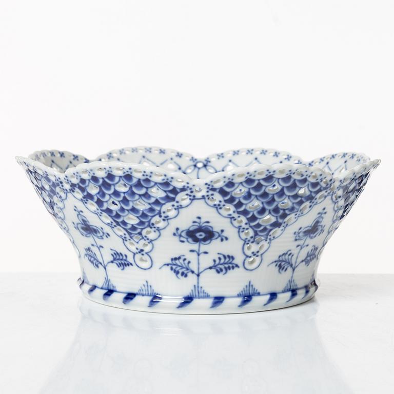 Royal Copenhagen, gallipot, "Musselmalet", Denmark, 1985-91.