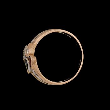RING, 18k guld trefärgad, med droppformad rubin, safir, smaragd och 3 briljantslipade diamanter tot ca 0,18ct. Vikt 6g.