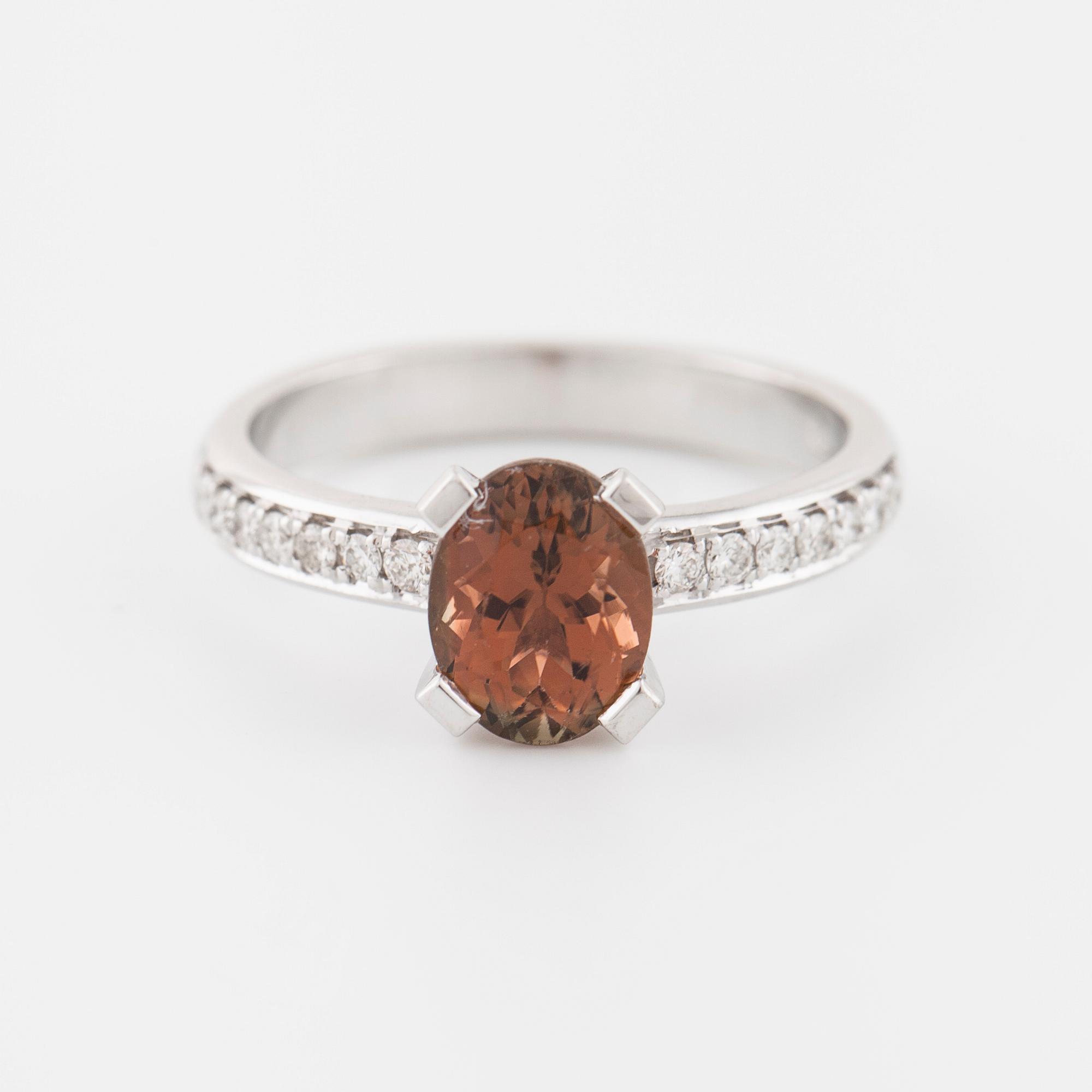RING, med med turmalin ca 1.50 ct samt briljantslipade diamanter ca 0.14 ct totalt.