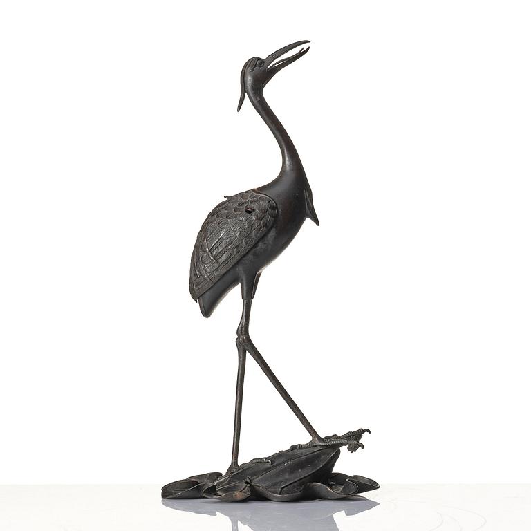 A Japanese bronze crane, Meiji period (1868-1912).