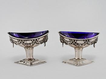 SALTKAR, ett par, silver, 1900-talets första hälft. Vikt (exkl. glasinsatser) 105 g.