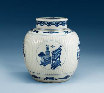 1675. URNA, med LOCK, porslin. Qing dynastin, Kangxi (1662-1722).