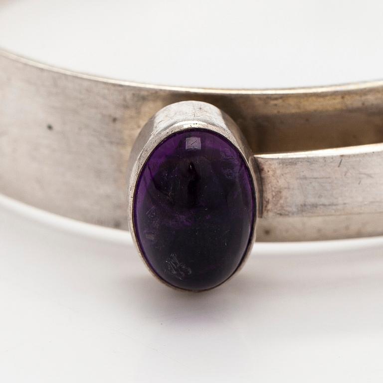 Elis Kauppi, rannekoru, hopeaa ja ametisti. Kupittaan Kulta, Turku 1959.