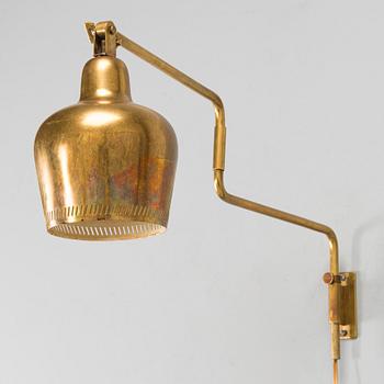 Paavo Tynell, a mid-20th-century '1699' wall lightlight for Taito / Idman.