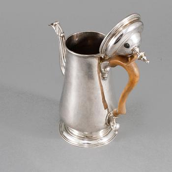 KANNA, silver, rokoko, London, troligen 1752, vikt 498 g.