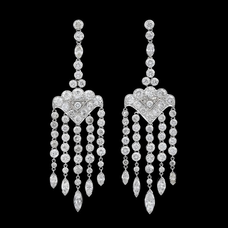 A pair of diamond earrings, tot. 12.47 cts.