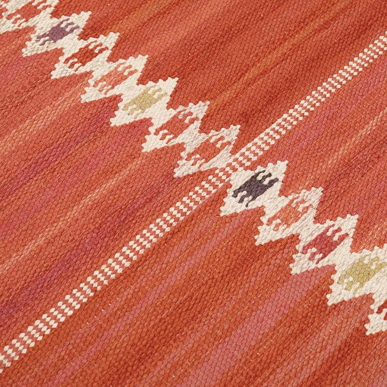 Barbro Nilsson, A CARPET. "Salerno kallröd med enkel bård". Flat weave. 315,5 x 217,5 cm. Signed AB MMF BN.