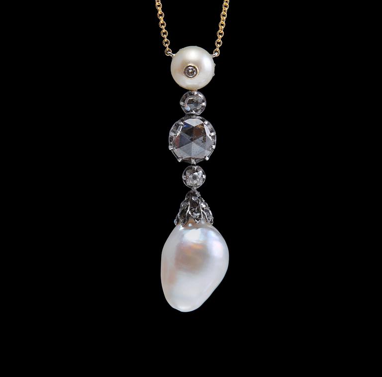 A PENDANT, rose cut diamonds c. 0.7 ct, south sea pearls. 18K gold, silver. Weight 6.5 g.