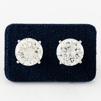 Ett par örhängen 18K vitguld med två runda briljantslipade diamanter totalvikt ca 5 ct.