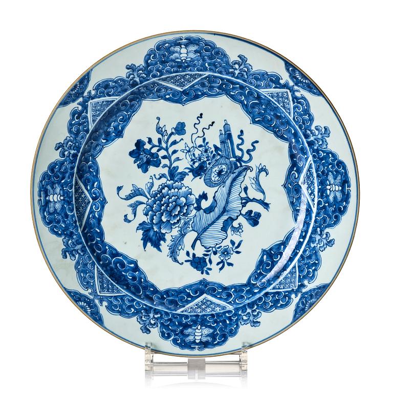 A blue and white Chinese Export serving dish, Qing dynasty, early 18th Century.