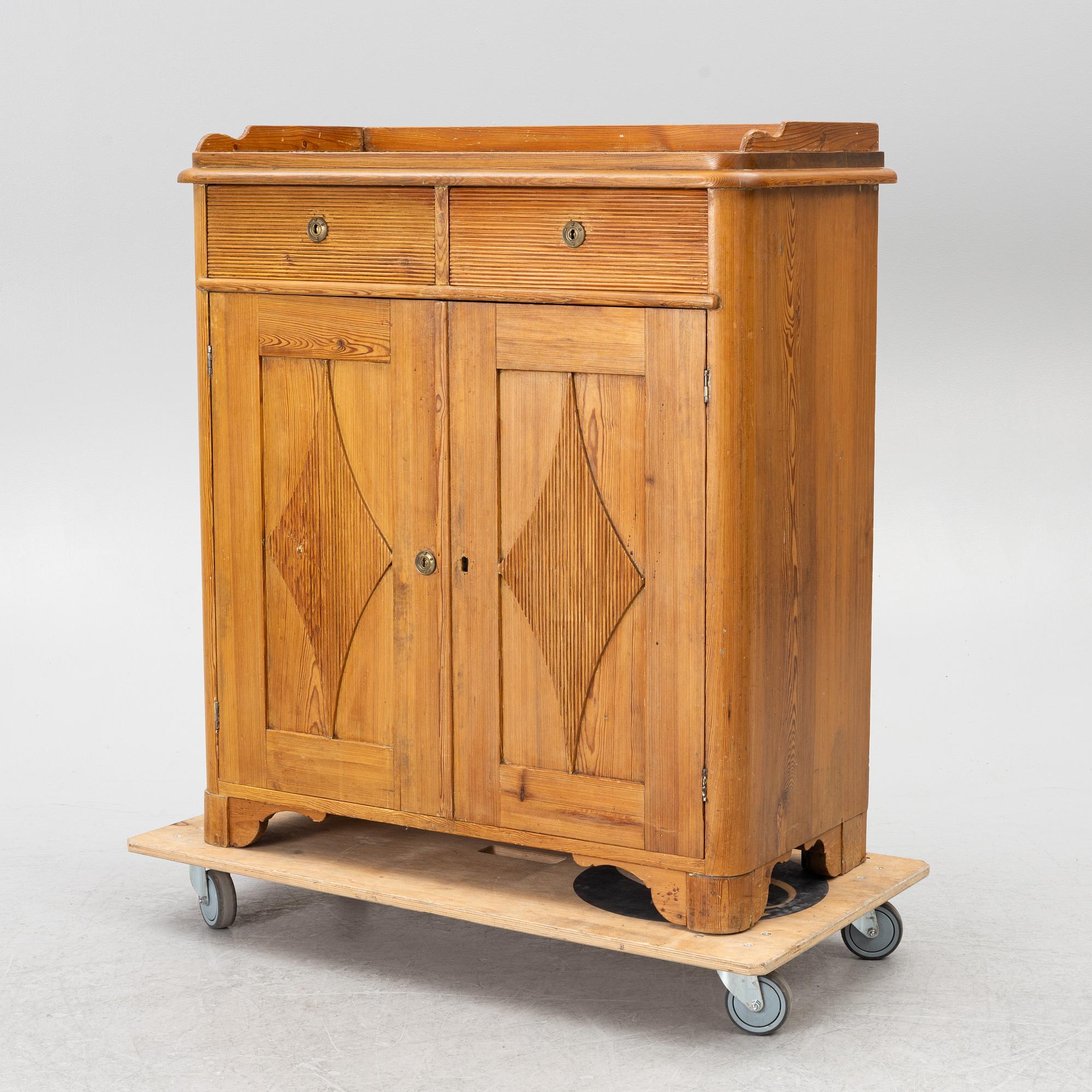 A pine cupboard, first part 19th century.