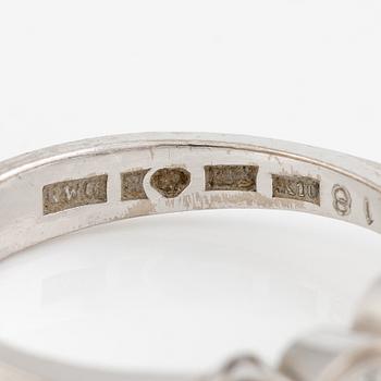 Ring 18K vitguld med fem gammalslipade diamanter.