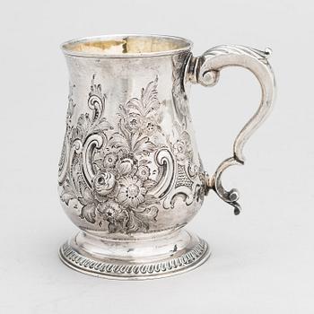 A sterling silver mug, maker's mark of John King, London 1775.