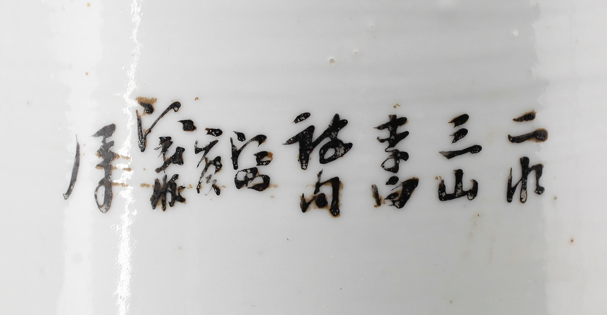 PENSELVASER/PERUKSTOCKAR, 2 st, porslin, Kina, 1900-tal.