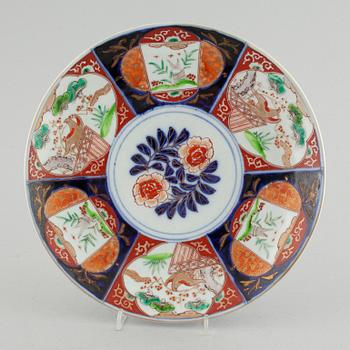 A japanese imari dish, 20th century.