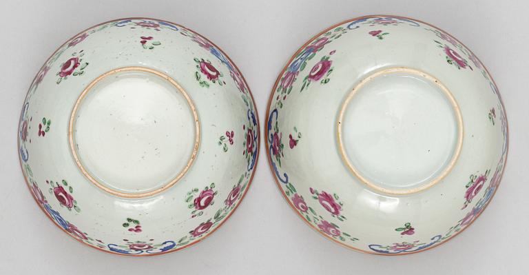 A pair of famille rose bowles, Qing dynasty 19th cent.