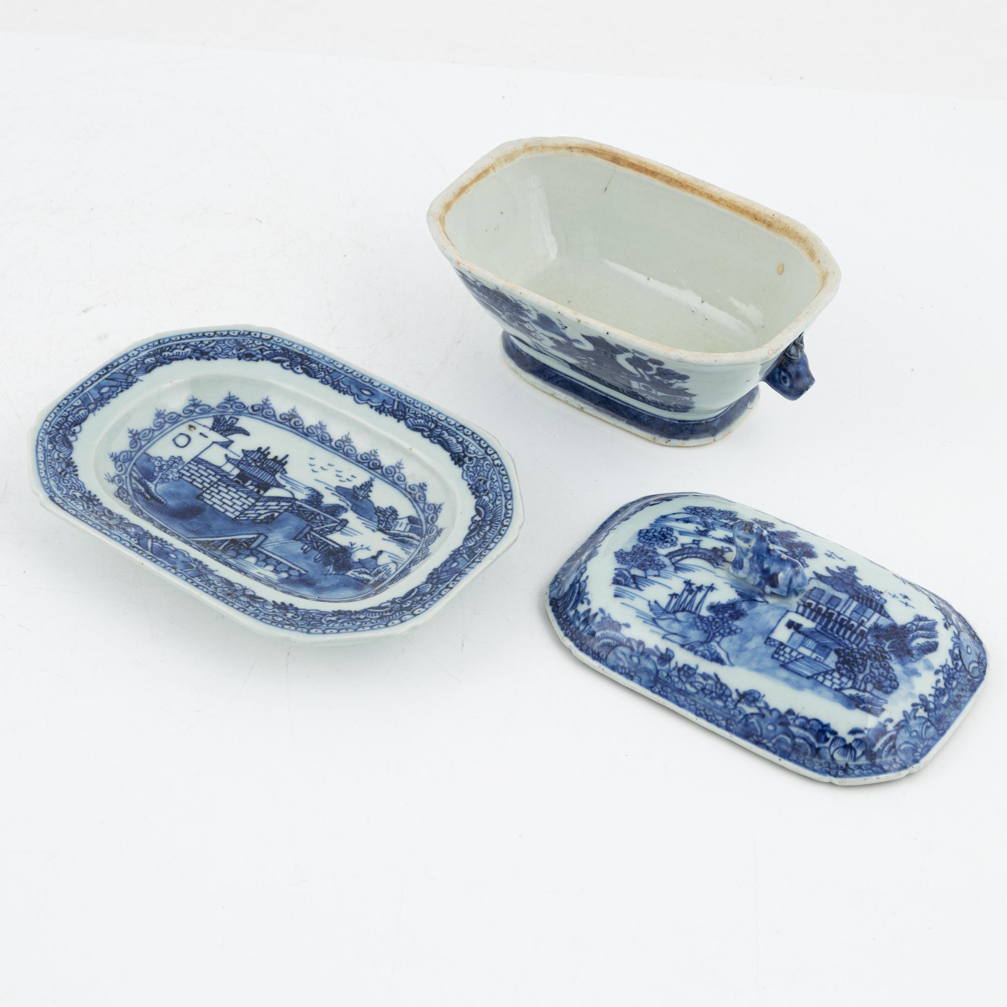 Smörask med lock och fat, porslin, Kina, Qianlong (1736-95).