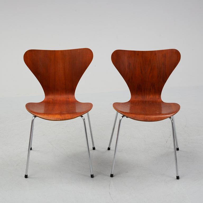 Arne Jacobsen, a pair of teak 'Series 7' chairs, Fritz Hansen, Denmark, 1976-78.