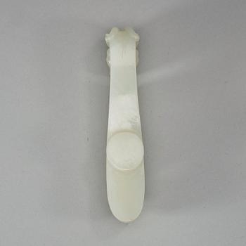 A carved white nephrite belt hook, Qing dynasty (1644-1912).