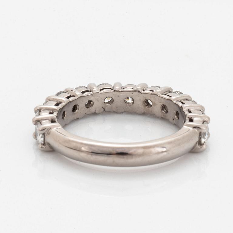 Ring 18K gold set with round brilliant-cut diamonds.