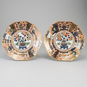 A pair of Japanese imari dishes, Edo period (1603-1868).