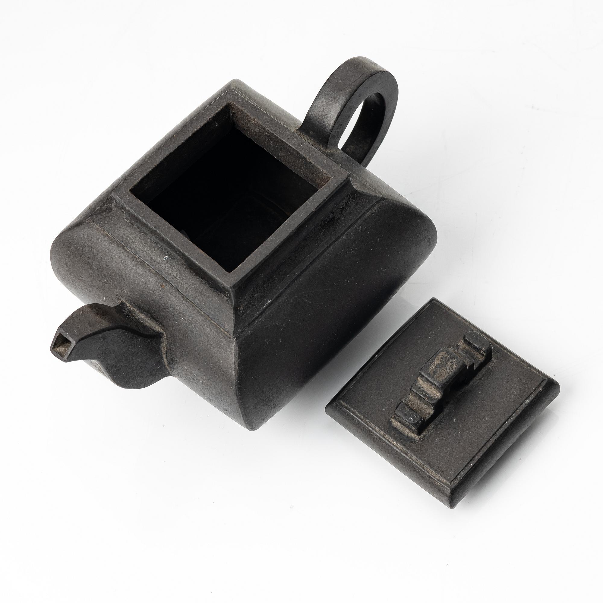 A Chinese brown yixing teapot, late Qing dynsaty / early 1900s.