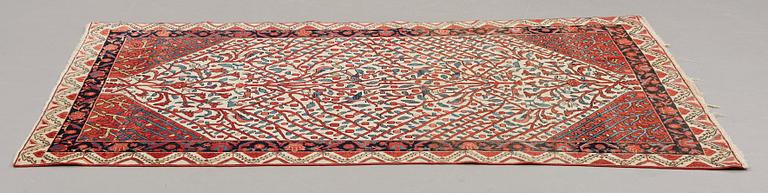 MATTO, a semi-antique Sarouk probably, ca 193 x 141,5 cm (as well as one end with 1 cm flat weave).