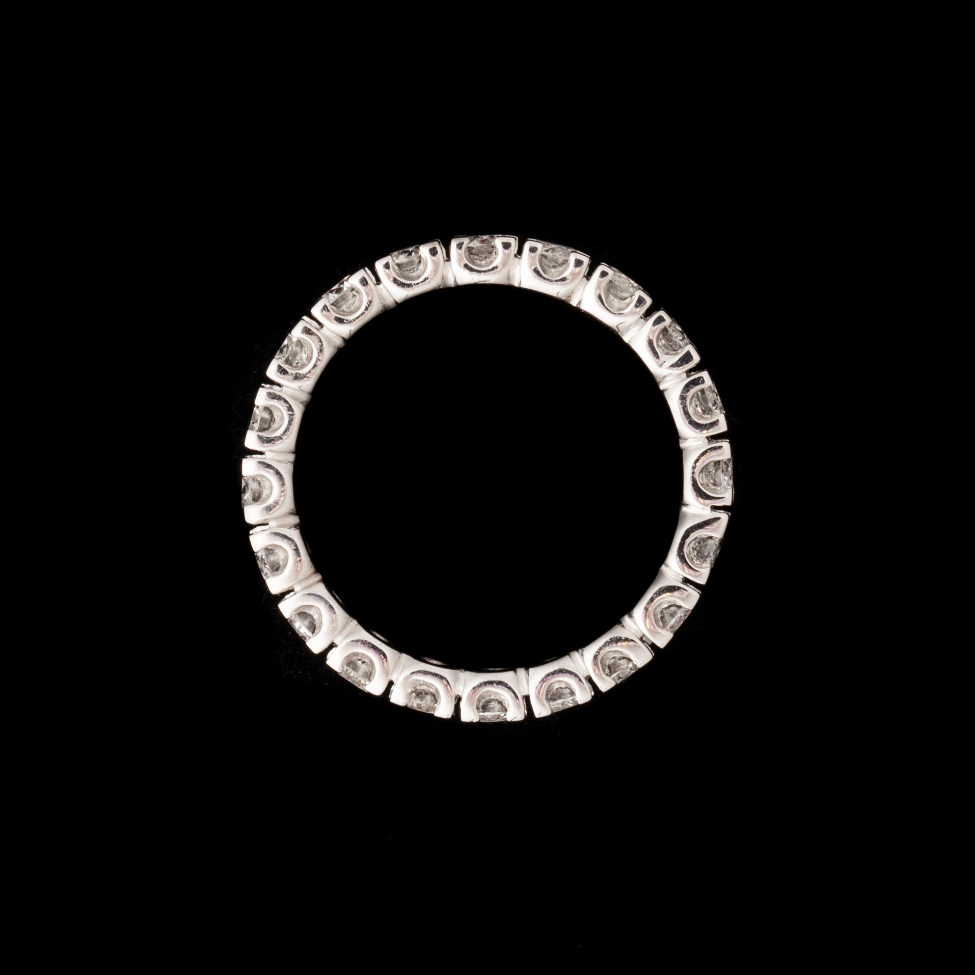 ALLIANSRING, 18K vitguld, briljantslipade diamanter tot. ca 1,30 ct. Vikt 2,6 g.