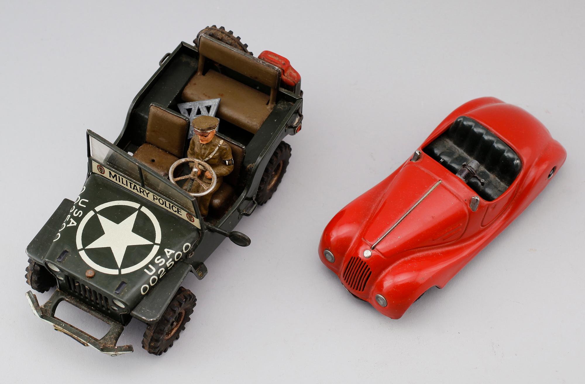 PLÅTBILAR, 2 st, Arnold och Schuco, 1900-talets första hälft.