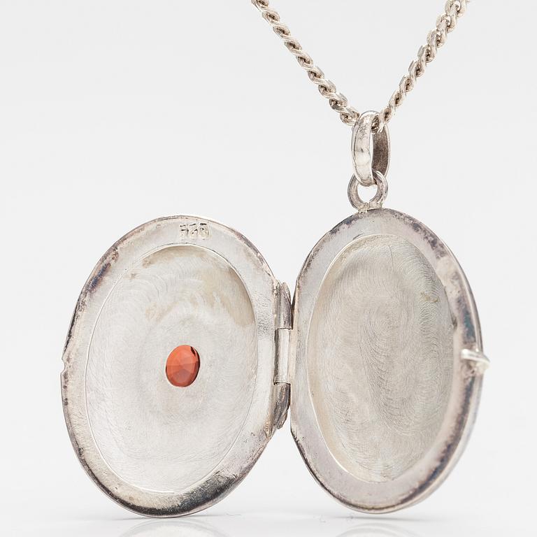 MEDALJONG/HALSBAND, sterling silver, granat.