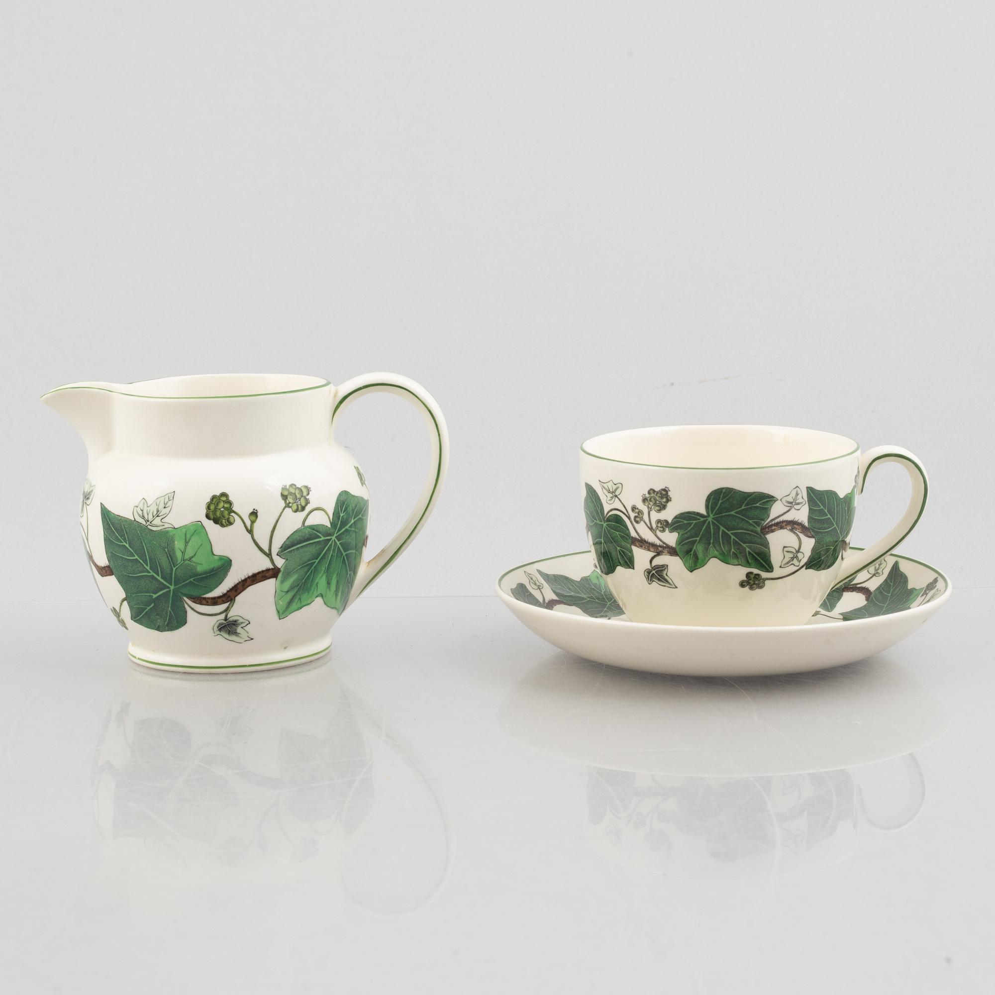 A "Napoleon Ivy" tea service, Wedgwood, England (26 pieces).