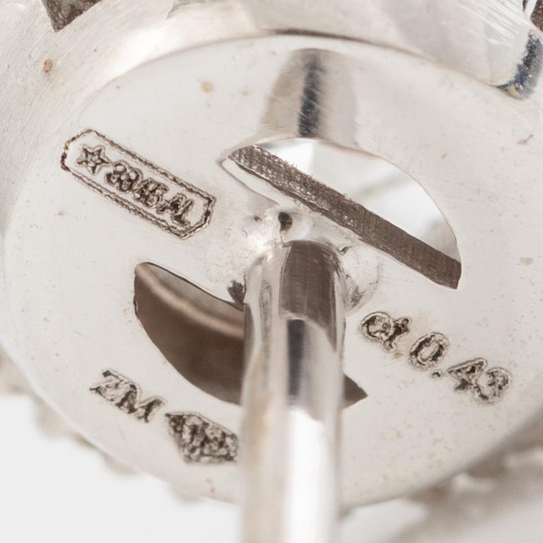 Örhängen med briljantslipade diamanter, totalt 0,86 ct.
