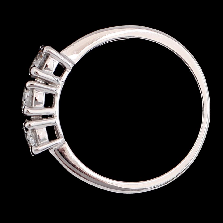 RING, 18K vitguld, 3 briljantslipade diamanter tot ca 0.94 ct. Vikt ca 4 g.