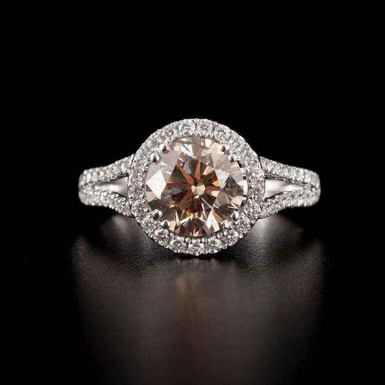 RING, 18K vitguld. Briljantslipade diamanter. Mittstenen "Fancy Brown" SI, 2.05 ct. Sidostenarna TW/vs-si 0.41 ct.