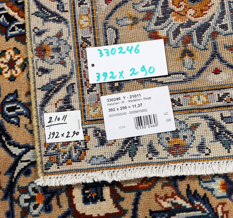 A Kashan carpet, c. 392 x 290 cm.
