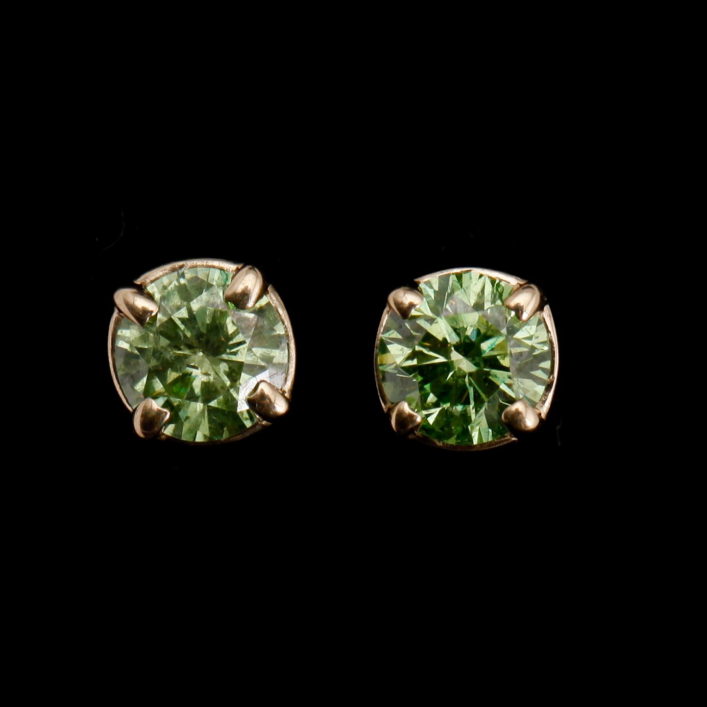 ÖRHÄNGEN, 1 par, 14 k guld, med gröna briljantslipade diamanter 0.53 ct.