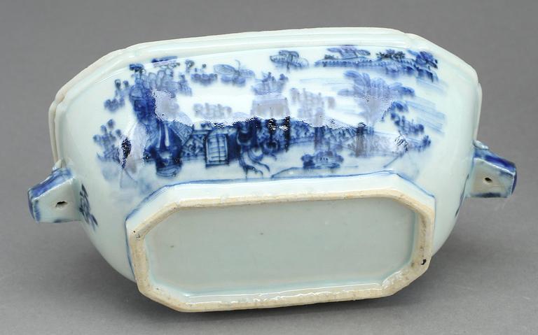 SMÖRTERRIN MED FAT, porslin, Kina, Qingdynastin, Qianlong (1736-1795).