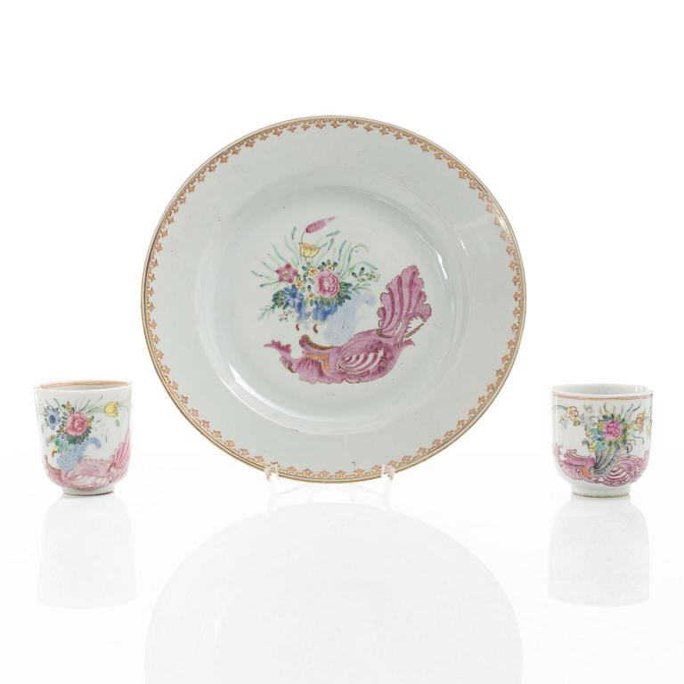 Tallrik och två koppar, porslin, Kina, Qingdynastin, Qianlong (1736-95).