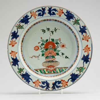 A large famille verte and blue and white charger, Qing dynasty early 18th century.