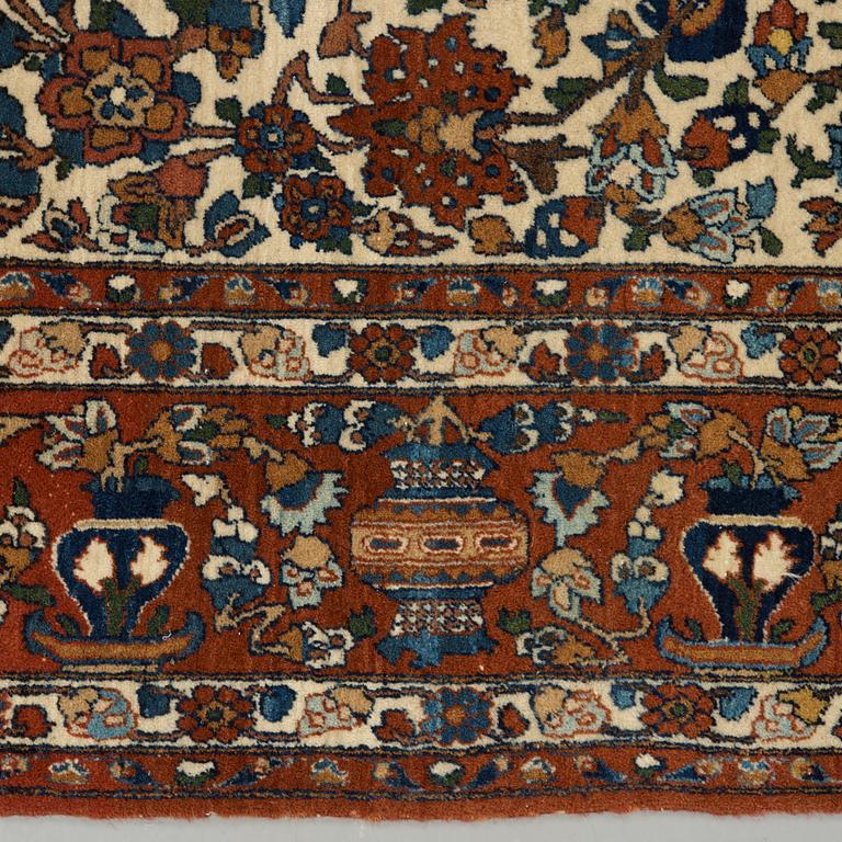 A semi-antique carpet from Esfahan, around 216 x139 cm.