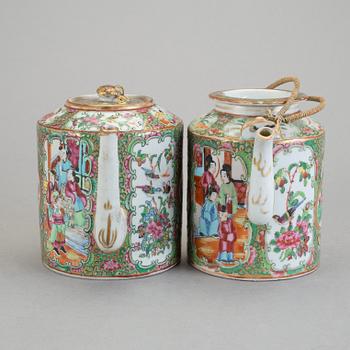 TEKANNOR, 2 st, porslin, Kina, omkring 1900.