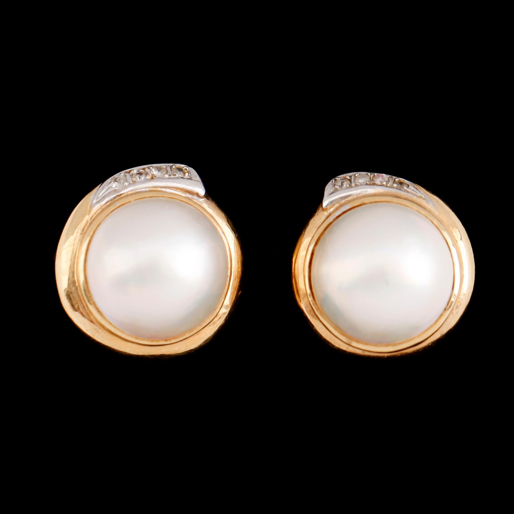 ÖRHÄNGEN, 1 par, 18 k guld, mabépärlor, briljantslipade diamanter. Total vikt 9 g.