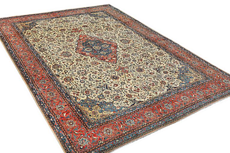 A Sarouk carpet, c. 400 x 284 cm.