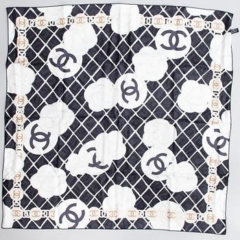 CHANEL, SIDENSCARF MED ett par örhänge.