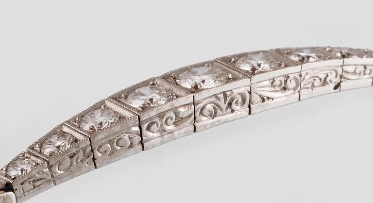 ARMLÄNK, vitguld med 9 briljantslipade diamanter, ca 0.99 ct,  Gustav Dahlgren & Co, Malmö, 1955. Vikt 9,8 gram.