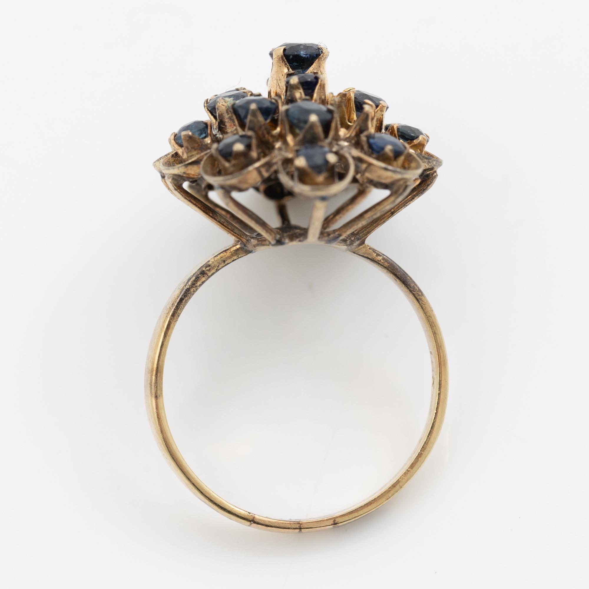 Ring, 18K gold with sapphires.