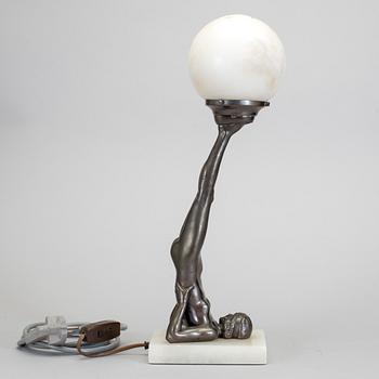 BORDSLAMPA, patinerad brons och alabaster. Art deco, 1920-/30-tal.