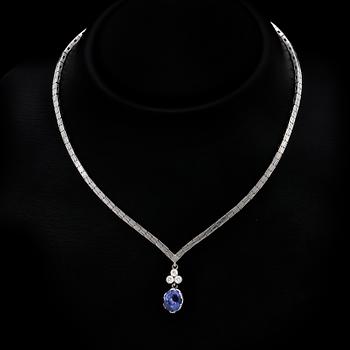 Necklace 18K whitegold with 1 purple-blue sapphire approx 6 ct  and 3 brilliant-cut diamonds approx 0,40 ct in total.