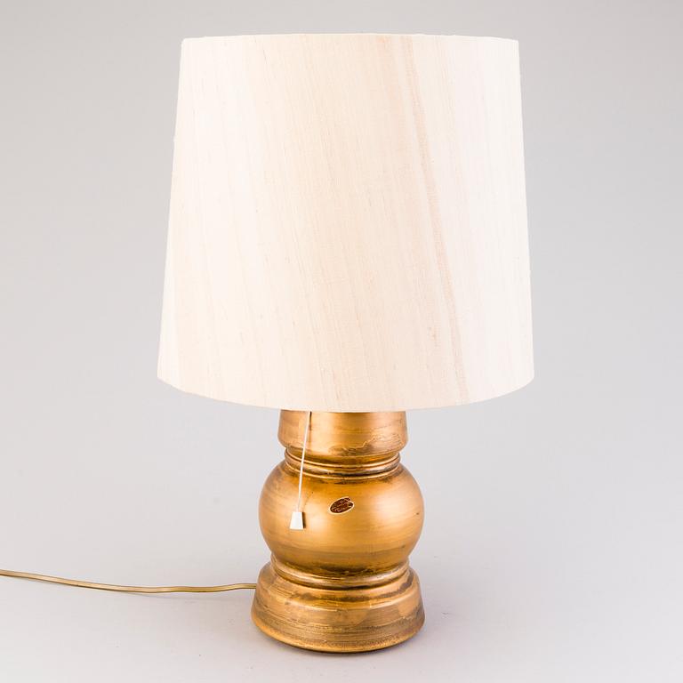 BORDSLAMPA, SAVITORPPA, rödlera, signerad KAGE, Kauko Forsvik, Finland. 1970/80-tal.